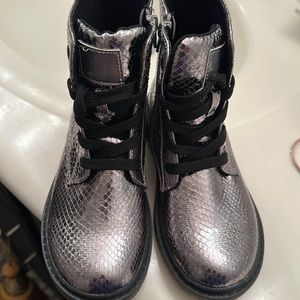 Girls gold boots for any occasion! Dress it up or down, it beautiful.